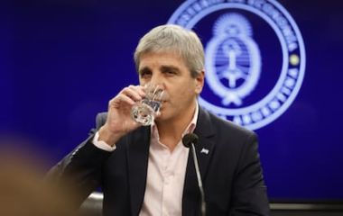 el-ministro-de-economia-luis-toto-caputo-con-esta-7525RAY3TBHD5J3VE3X6ZJ5TIU.JPG